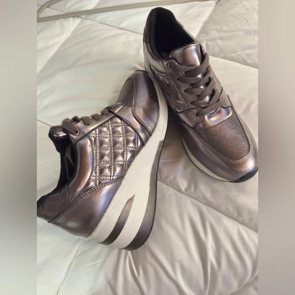 💙5/$25💙 Soda Bronze Metallic Platform Sneakers
